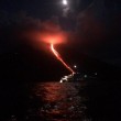 Stromboli, vulcano erutta: forti esplosioni, lava fino in mare FOTO-VIDEO