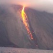 Stromboli, vulcano erutta: forti esplosioni, lava fino in mare FOTO-VIDEO 3