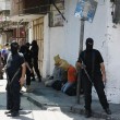 Gaza: uomini in nero di Hamas giustiziano i "traditori", folla corre a vedere