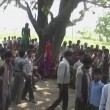 India, le due cugine trovate impiccate a un albero 02