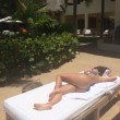 Kim Kardashian prende il sole in bikini: selfie sexy dal Messico