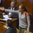Paola Taverna: "Maledette leggi se ne fregano della gente, non c'è pane" VIDEO