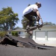 Terremoto San Francisco: giovani in skateboard sulle strade dissestate08