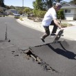Terremoto San Francisco: giovani in skateboard sulle strade dissestate06