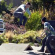 Terremoto San Francisco: giovani in skateboard sulle strade dissestate05
