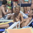 Francesco Totti gioca e coccola i figli Cristian e Chanel in spiaggia a Sabaudia