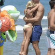 Francesco Totti gioca e coccola i figli Cristian e Chanel in spiaggia a Sabaudia 2