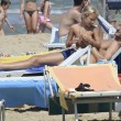 Francesco Totti gioca e coccola i figli Cristian e Chanel in spiaggia a Sabaudia 3