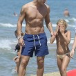 Francesco Totti gioca e coccola i figli Cristian e Chanel in spiaggia a Sabaudia 5