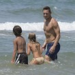 Francesco Totti gioca e coccola i figli Cristian e Chanel in spiaggia a Sabaudia 6