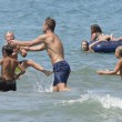Francesco Totti gioca e coccola i figli Cristian e Chanel in spiaggia a Sabaudia 8