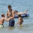 Francesco Totti gioca e coccola i figli Cristian e Chanel in spiaggia a Sabaudia 9
