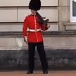 Piroette e danze: la guardia di Buckingham Palace fa divertire i turisti VIDEO-FOTO 2