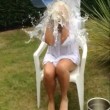 Amanda Davey fa Ice Bucket Challenge: scivola e sbatte la testa