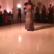 Madre malata di cancro balla per l'ultima volta al matrimonio del figlio: video commuove il web02