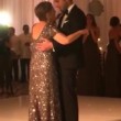 Madre malata di cancro balla per l'ultima volta al matrimonio del figlio: video commuove il web08