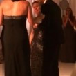 Madre malata di cancro balla per l'ultima volta al matrimonio del figlio: video commuove il web04