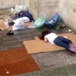 Milano, bimbi dormono per terra in stazione. Silvia Sardone (FI) li fotografa 01