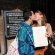 Rebecca Hetherington ed Eleonora Tadolini sono la prima coppia ad avere presentato la documentazione per iscrivere il loro matrimonio, celebrato all'estero, nell'archivio di stato civile di Bologna05
