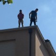 Bologna: immigrati sul tetto contro sgombero. Commenti su Fb: "Buttatevi" FOTO 02