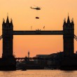 La Jaguar "vola" sui cieli di Londra appesa ad un elicottero02