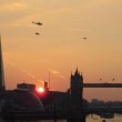 La Jaguar "vola" sui cieli di Londra appesa ad un elicottero3