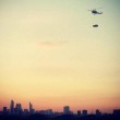 La Jaguar "vola" sui cieli di Londra appesa ad un elicottero10
