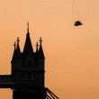 La Jaguar "vola" sui cieli di Londra appesa ad un elicottero09
