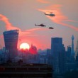 La Jaguar "vola" sui cieli di Londra appesa ad un elicottero08