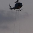 La Jaguar "vola" sui cieli di Londra appesa ad un elicottero07