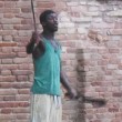 Jesi: nigeriano minaccia passanti con machete, curiosi scattano selfie