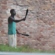 Jesi: nigeriano minaccia passanti con machete, curiosi scattano selfie