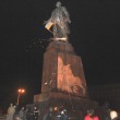 Statua di Lenin abbattua a Kharziv: era la più grande dell'Ucraina 01