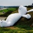 Dopo la papera gigante, il coniglio bianco sdraiato02