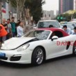 Cina, esce dal concessionario con la sua Porsche e la distrugge01