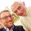 Papa Ratzinger, il primo selfie: in posa con un seminarista di Posillipo