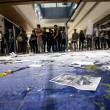 Fascisti contro iPhone: Blocco Studentesco lancia uova all'Apple Store di Roma05