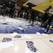 Fascisti contro iPhone: Blocco Studentesco lancia uova all'Apple Store di Roma08