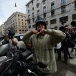 Beppe Grillo a Genova, contestato dagli "angeli del fango": "Vieni a spalare" 01