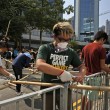 Hong Kong, polizia rimuove barricate studenti senza la tenuta antisommossa09