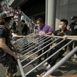 Hong Kong, polizia rimuove barricate studenti senza la tenuta antisommossa07