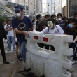 Hong Kong, polizia rimuove barricate studenti senza la tenuta antisommossa06