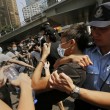 Hong Kong, polizia rimuove barricate studenti senza la tenuta antisommossa05