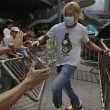 Hong Kong, polizia rimuove barricate studenti senza la tenuta antisommossa04