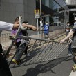 Hong Kong, polizia rimuove barricate studenti senza la tenuta antisommossa3
