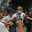 Hong Kong, polizia rimuove barricate studenti senza la tenuta antisommossa02