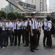 Hong Kong, polizia rimuove barricate studenti senza la tenuta antisommossa01