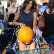 Los Angeles, Elisabetta Canalis compra la zucca per Halloween FOTO04