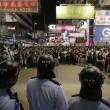 Hong Kong, ancora scontri: polizia arresta 26 manifestanti21
