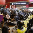 Hong Kong, ancora scontri: polizia arresta 26 manifestanti10